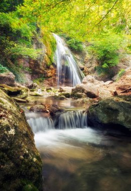 Şelale ile güzel sonbahar manzara. Doğanın kompozisyon