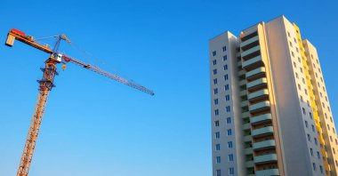 Yeni yüksek katlı bina, Vinç ve mavi gökyüzü.