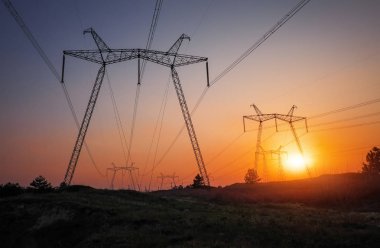 Ateşli gündoğumu sırasında yüksek voltajlı elektrik hatları