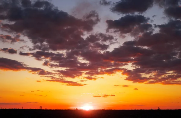 Vackra färgglada himlen under solnedgång eller soluppgång. — Stockfoto