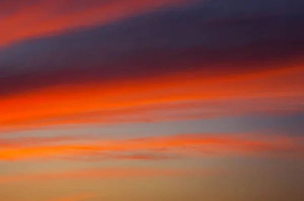 Hermoso cielo colorido durante el atardecer o el amanecer . — Foto de Stock