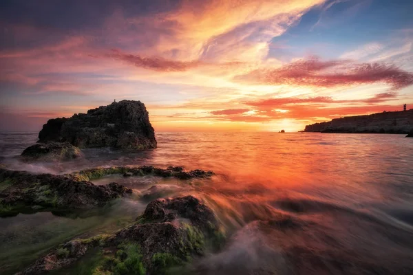 Beautiful summer landscape with sunset, colorful sky and sea. — Stock Photo, Image