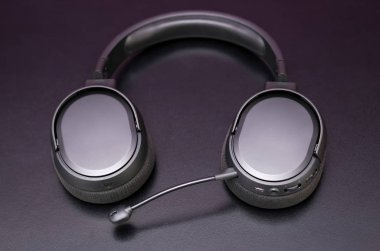 Oyuncular için mikrofonu olan profesyonel modern kulaklıklar. 