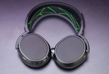 Oyuncular için mikrofonu olan profesyonel modern kulaklıklar. 