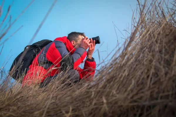 An experienced photographer takes pictures in nature. A professi — Stock Photo, Image