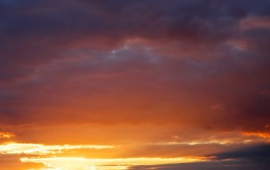 Güzel koyu kabarık bulutlu gökyüzü güneş ışınları ile. Günbatımı ışık.