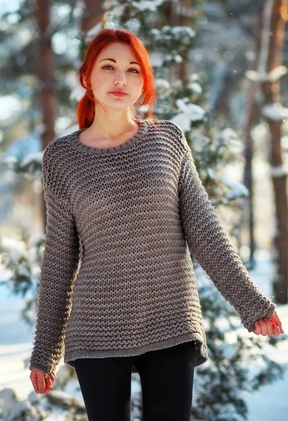 Hermosa chica encantadora con el pelo rojo en el parque de invierno. Pensiv. —  Fotos de Stock
