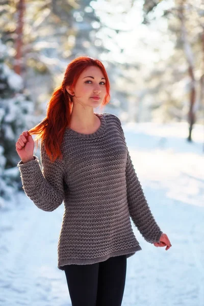 Красивая очаровательная девушка с рыжими волосами в зимнем парке. Пенсия — стоковое фото