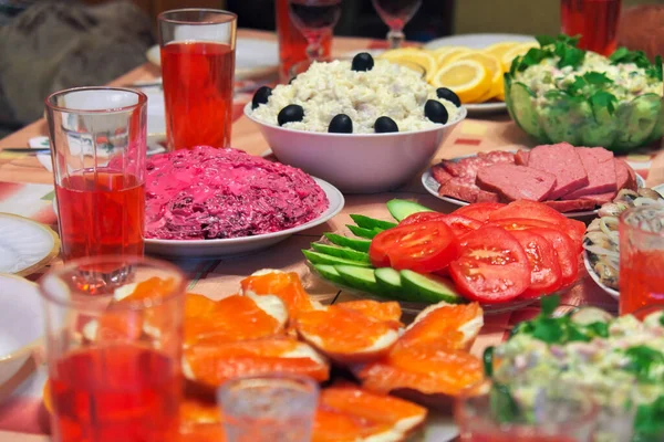 Comida caseira russa. Comida deliciosa na mesa. Saladas de peixe , — Fotografia de Stock