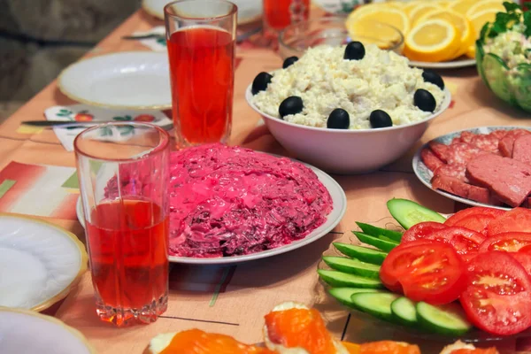 Comida caseira russa. Comida deliciosa na mesa. Saladas de peixe , — Fotografia de Stock