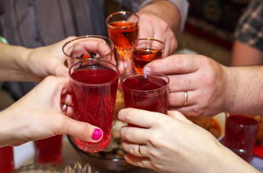 İçki masasında, kodes gözlük insanlar. Alkış