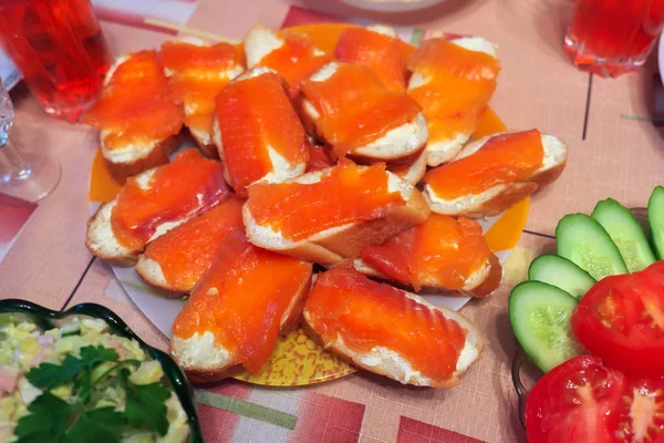 Comida caseira russa. Comida deliciosa na mesa. Saladas de peixe , — Fotografia de Stock