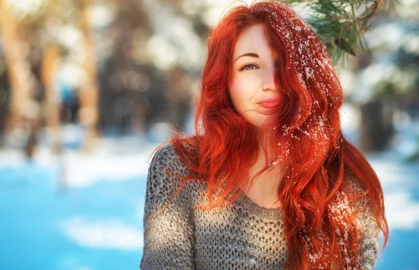 Beautiful charming girl with red hair in the winter park. Pensiv — Stock Photo, Image