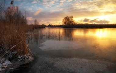 Kış manzara günbatımı gökyüzü ve donmuş nehir. Daybreak