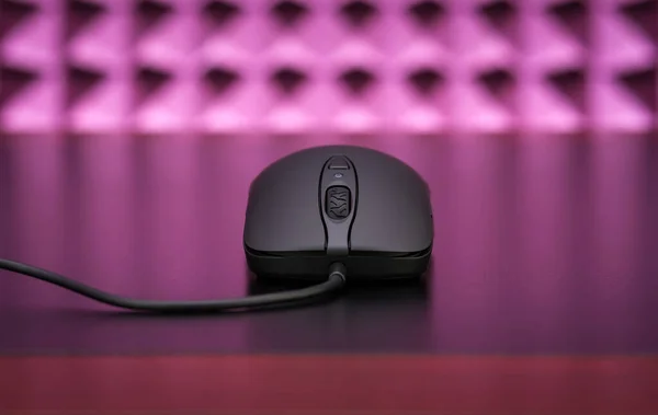 Computerspielmaus auf einem Tisch vor rosa Studiohintergrund — Stockfoto