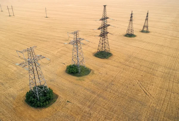 Vista aerea sui campi agricoli. Frumento giallo e potenza — Foto Stock