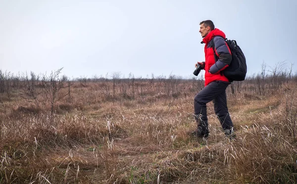 Doświadczony fotograf robi zdjęcia w przyrodzie. — Zdjęcie stockowe