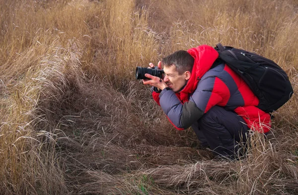 Ένας έμπειρος φωτογράφος βγάζει φωτογραφίες στη φύση. Καθηγήτρια. — Φωτογραφία Αρχείου
