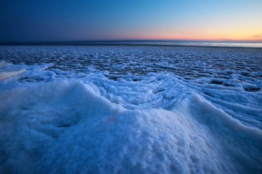 Gün doğumu ve donmuş nehir. Sabah vakti gölü olan güzel bir kış manzarası. Şafak vakti