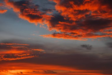 Güzel Alacakaranlık arka planı. Renkli, turuncu ve kırmızı günbatımı gökyüzü. 