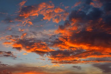 Güzel Alacakaranlık arka planı. Renkli, turuncu ve kırmızı günbatımı gökyüzü. 