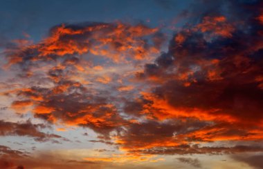 Güzel Alacakaranlık arka planı. Renkli, turuncu ve kırmızı günbatımı gökyüzü. 