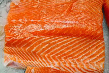 Buzun içinde bir parça kırmızı balık. Kısmi somon.