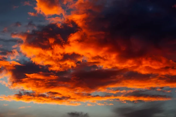 Фоне Светлого Неба Ярко Оранжевое Красное Небо Заката — стоковое фото