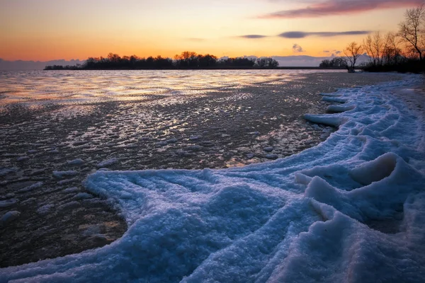 Soluppgång Och Frusen Flod Vackert Vinterlandskap Med Sjö Morgonen Dagtid — Stockfoto
