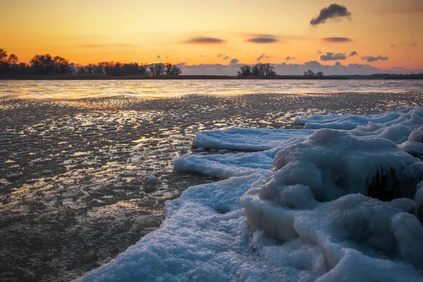 Alba Fiume Ghiacciato Bellissimo Paesaggio Invernale Con Lago Mattino All — Foto Stock