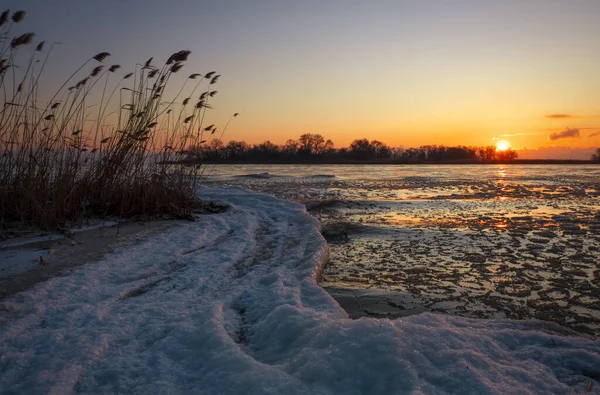 Soluppgång Och Frusen Flod Vackert Vinterlandskap Med Sjö Morgonen Dagtid — Stockfoto