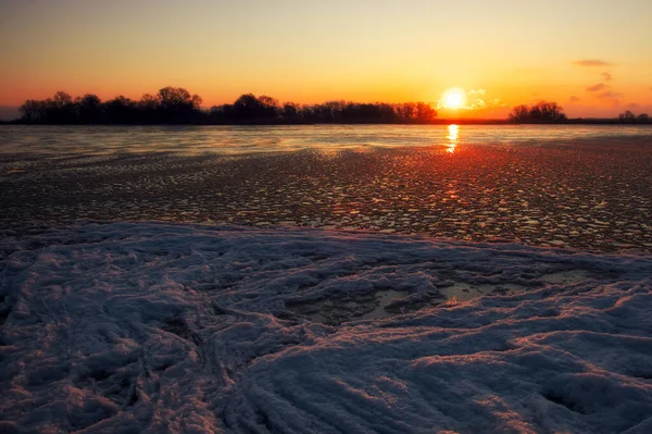 얼어붙은 아름다운 풍경입니다 아침에 호수가 곳이죠 — 스톡 사진