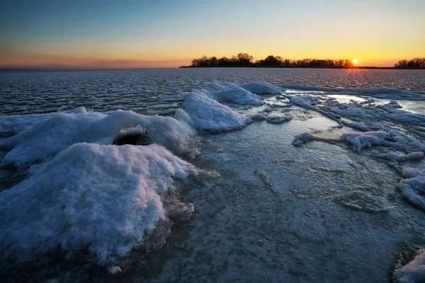 Lever Soleil Rivière Gelée Beau Paysage Hivernal Avec Lac Matin — Photo