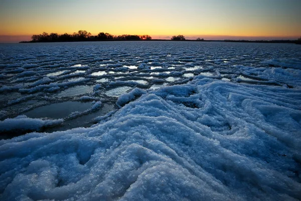 Sonnenaufgang Und Gefrorener Fluss Schöne Winterlandschaft Mit See Morgengrauen Tagesanbruch — Stockfoto