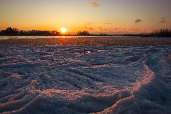 Alba Fiume Ghiacciato Bellissimo Paesaggio Invernale Con Lago Mattino All — Foto Stock