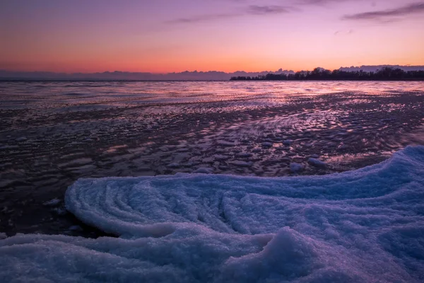 日出和冰冻的河流 美丽的冬季风景 清早的湖水 黎明时分 图库图片