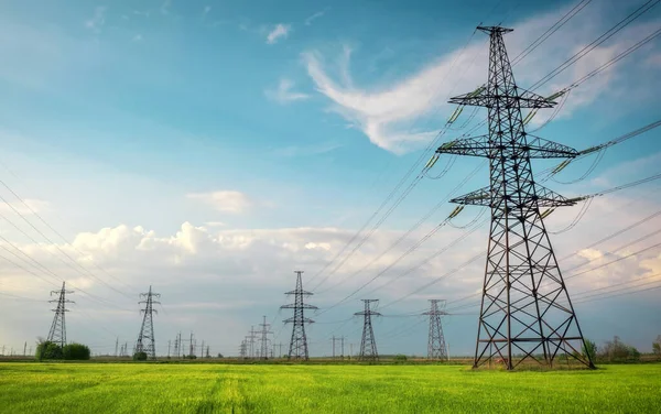 High Voltage Lines Power Pylons Flat Green Agricultural Landscape Sunny — Stock Photo, Image