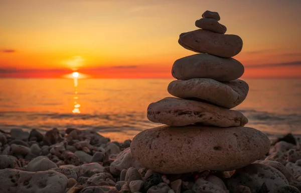 Pyramid Small Pebbles Beach Stones Background Sea Shore Sunset — Stock Photo, Image