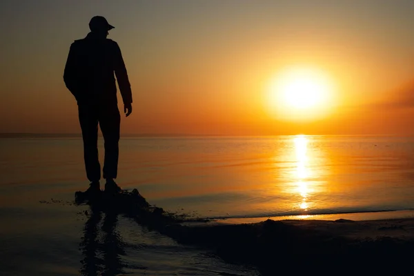 Homem Solitário Está Beira Mar Durante Amanhecer Bela Vista Mar — Fotografia de Stock