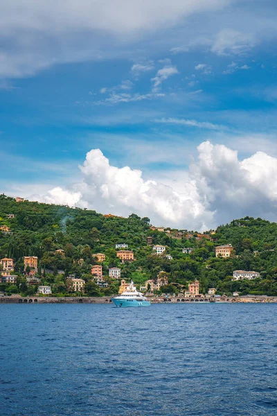 İtalyan Rivierası Santa Margherita Ligure kıyılarında mavi yatın geniş panoramik manzarası. Güzel Akdeniz manzarası, bulutlu ama güneşli bir gün..
