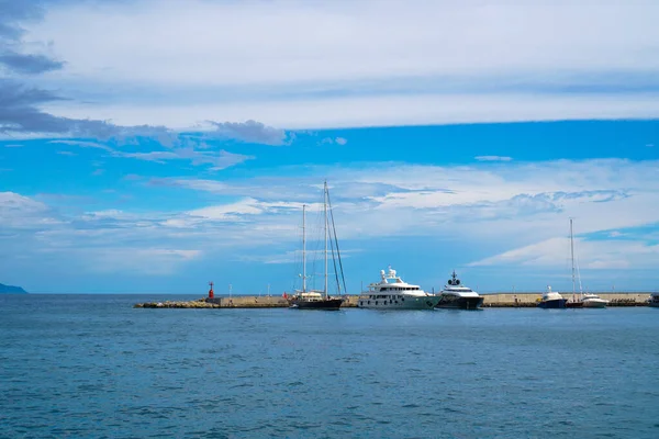 Brett Panoramautsikt Över Lyxbåtar Och Segelbåtar Förtöjda Hamnen Santa Margherita — Stockfoto