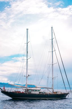 Sersemletici büyük yelkenli yatı bulutlu bir günde denizde yüzüyor. İtalyan Rivierası. Güzel Akdeniz manzarası, bulutlu bir gün.