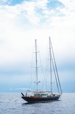 Bulutlu bir günde denizde yüzen çarpıcı büyük yelkenli yatının manzarası. İtalyan Rivierası. Güzel Akdeniz manzarası, bulutlu bir gün.