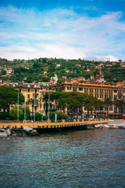 Santa Margherita Ligure 'nin Tigullio Körfezi' ne bakan İtalyan Rivierası manzarası. Güneşli bir günde bulutlu mavi gökyüzü olan güzel Akdeniz manzarası.