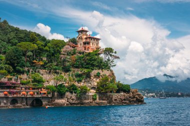 Santa Margherita Ligure 'nin Tigullio Körfezi' ne bakan İtalyan Rivierası manzarası. Güneşli bir günde bulutlu mavi gökyüzü olan güzel Akdeniz manzarası.