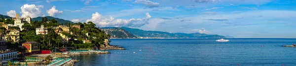 Santa Margherita Ligure limanının Tigullio Körfezi 'ne bakan İtalyan Riviera limanının geniş panoramik manzarası. Güneşli bir günde bulutlu mavi gökyüzü olan güzel Akdeniz manzarası.