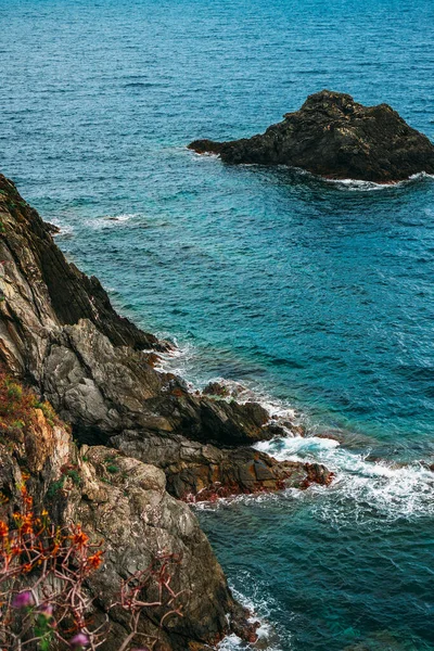 从意大利凡尔纳扎到蒙特罗索 马尔的灰姑娘徒步小径上可以看到地中海绿松石海美丽的风景 — 图库照片