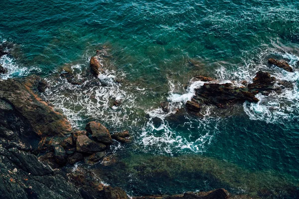 Uitzicht Vanuit Lucht Diepblauwe Middellandse Zee Golven Die Tegen Rotsachtige — Stockfoto