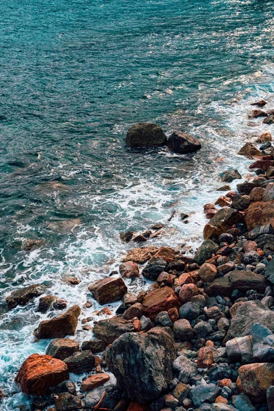 Uitzicht Vanuit Lucht Diepblauwe Middellandse Zee Golven Die Tegen Rotsachtige — Stockfoto