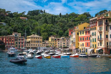 Portofino 'nun çarpıcı panoramik manzarası, dünyanın en güzel sahil kasabalarından biri. İtalyan Riviera 'sında yatlarla dolu Akdeniz manzarası ve renkli binalar. 
